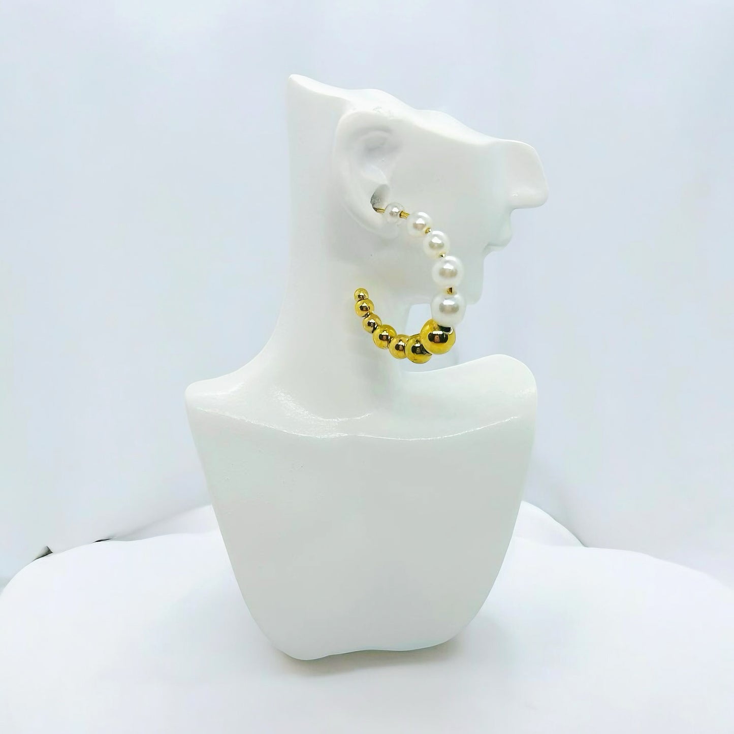 “Aretes de Aro con Perlas y Oro - Joyería Elegante y Moderna”