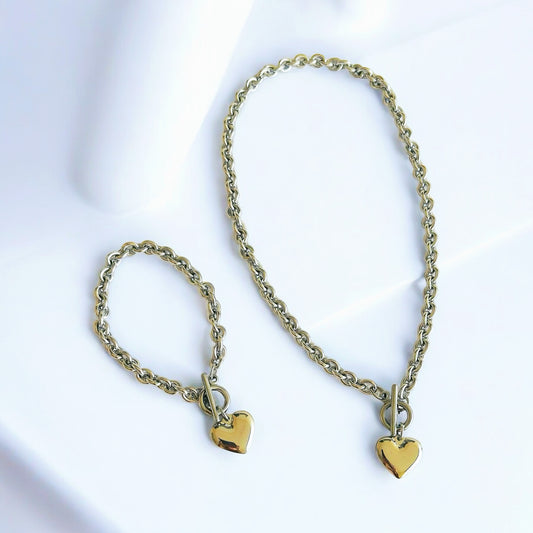 Conjunto de Collar y Brazalete Dorado con Colgante de Corazón | Estilo Minimalista y Elegante