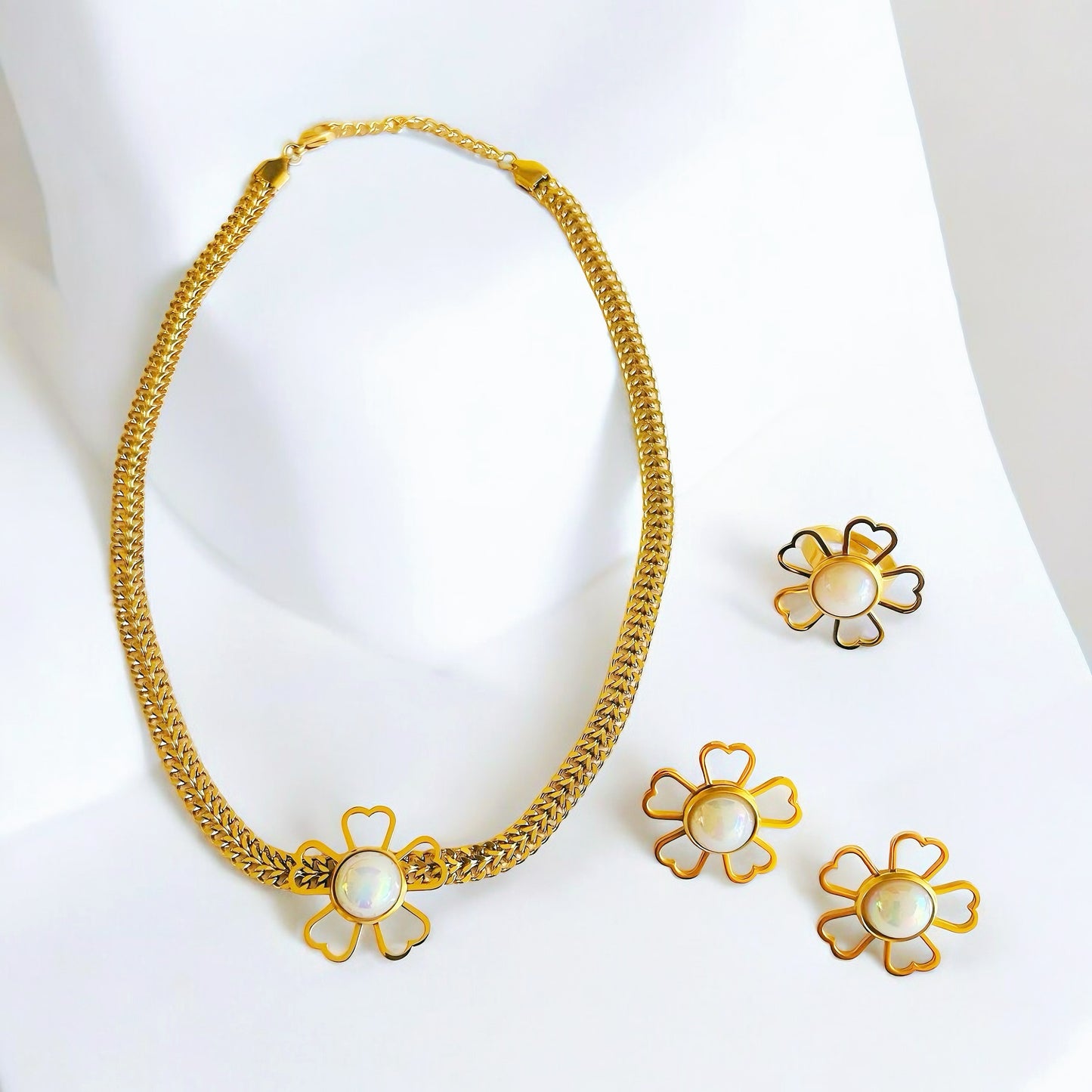 Elegante Juego de Joyas Doradas con Diseño Floral / Collar, Anillo y Aretes