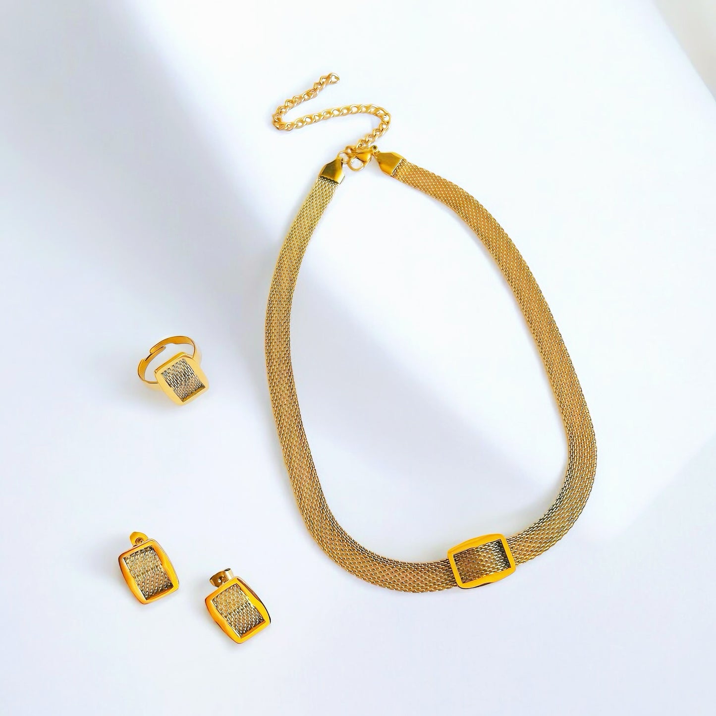 Set de Joyas Doradas con Malla y Detalle Rectangular | Collar, Anillo y Aretes