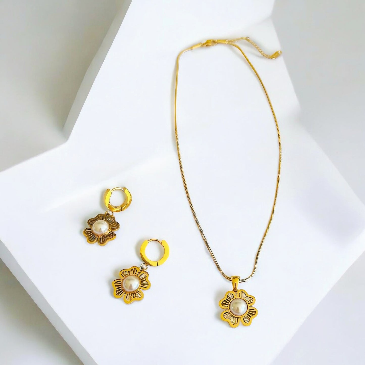 Conjunto de Collar y Aretes Dorados con Perla y Diseño Floral | Elegancia Atemporal