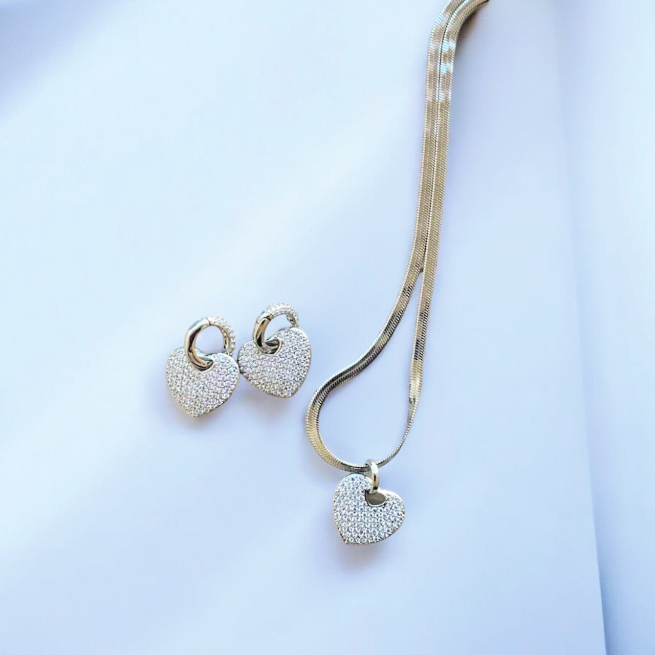 Conjunto de Collar y Aretes en Oro y Plata con Dije de Corazón Brillante