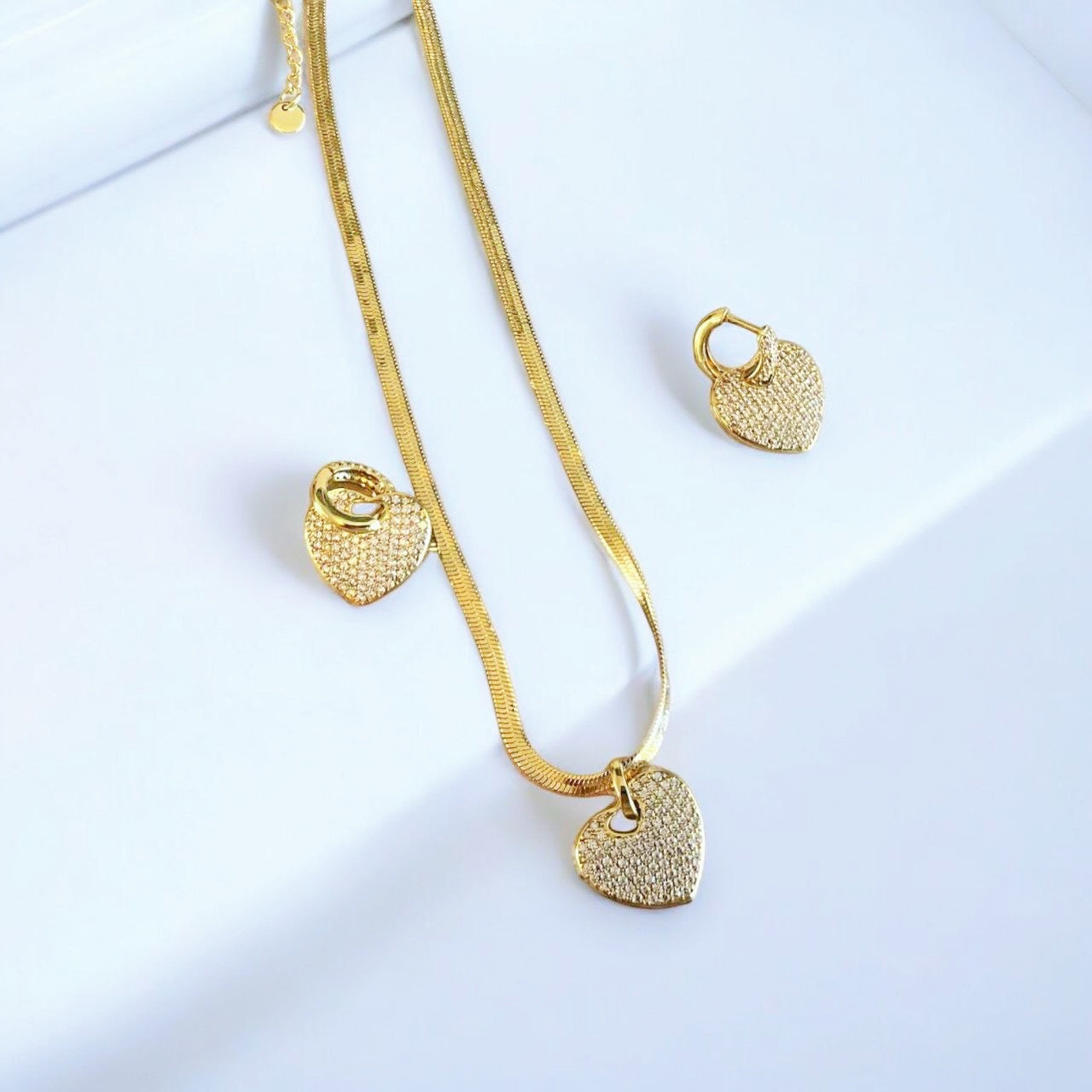 Conjunto de Collar y Aretes en Oro y Plata con Dije de Corazón Brillante