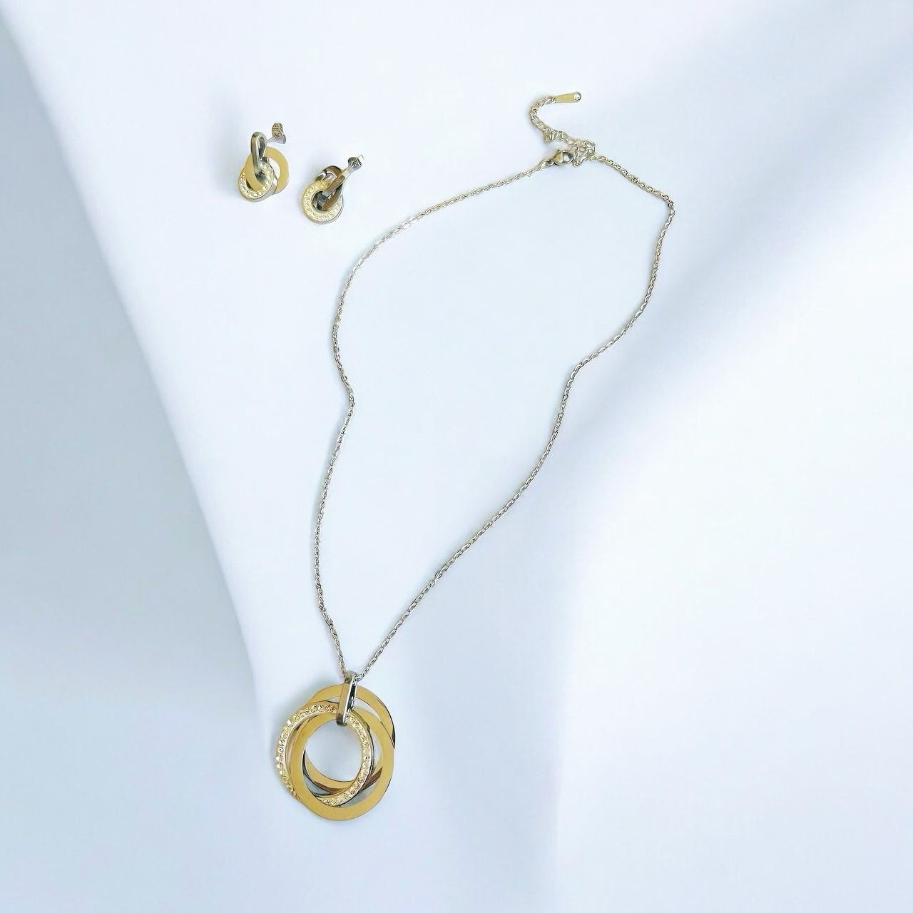 Conjunto de Joyería Elegante: Collar y Aretes de Nodos Entrelazados en Oro y Plata