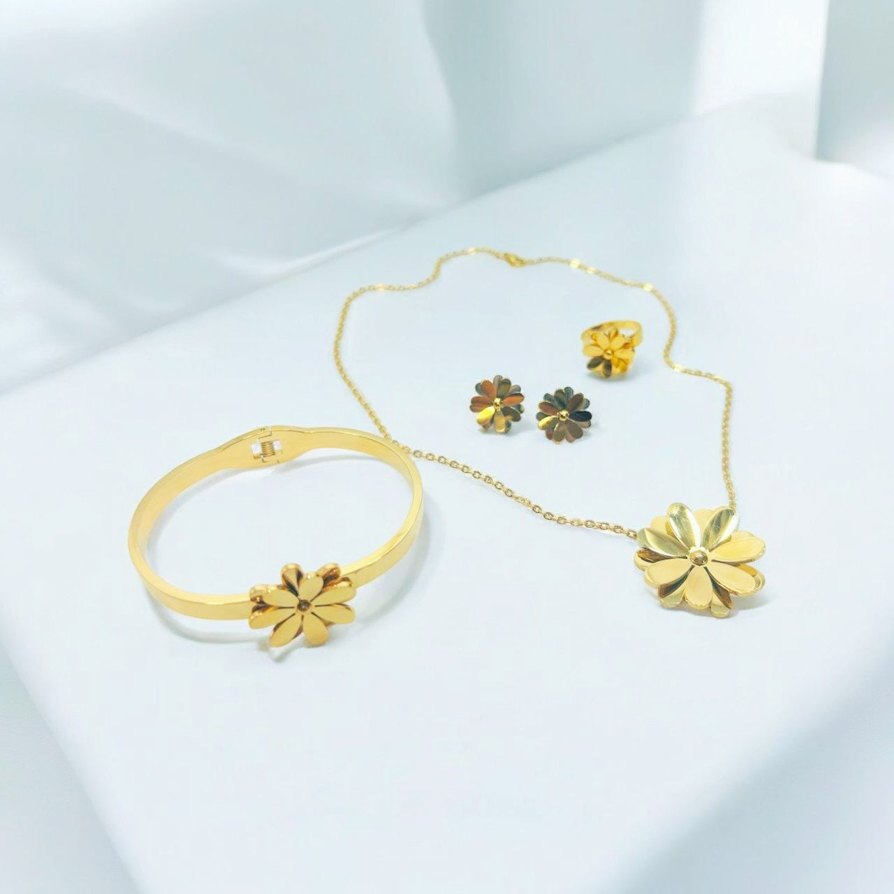 Set de Joyería Flor en Acero Inoxidable para Mujeres - Collares, Pulseras, Anillos y Aretes Combinados