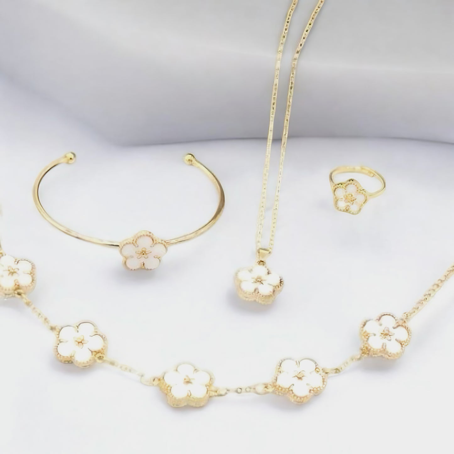 Conjunto de Joyería con Detalles de Flor