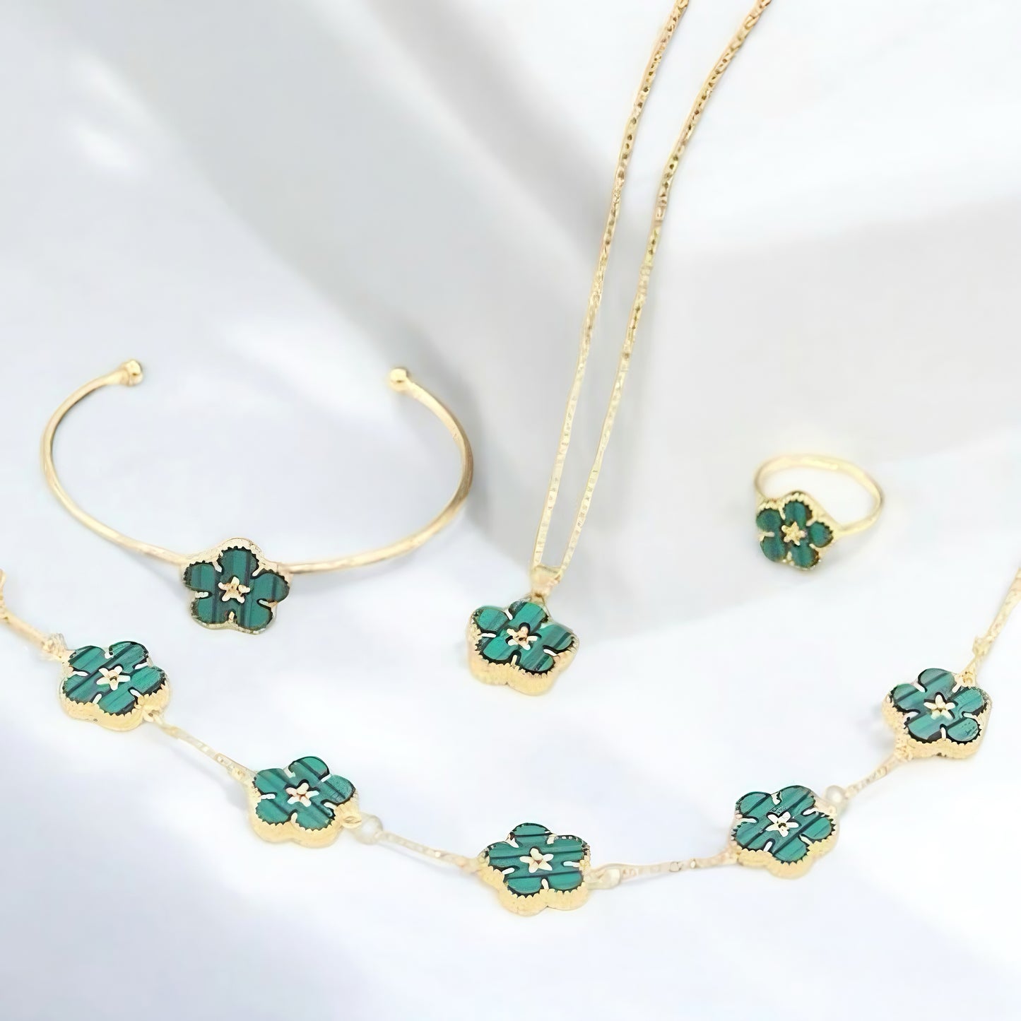 Conjunto de Joyería con Detalles de Flor